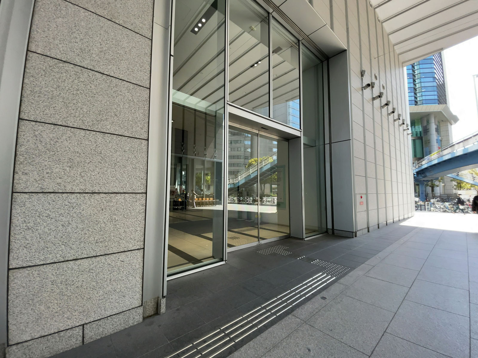 オフィスビル出入口