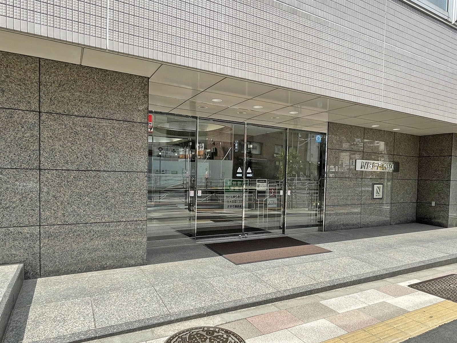 オフィスビル出入口