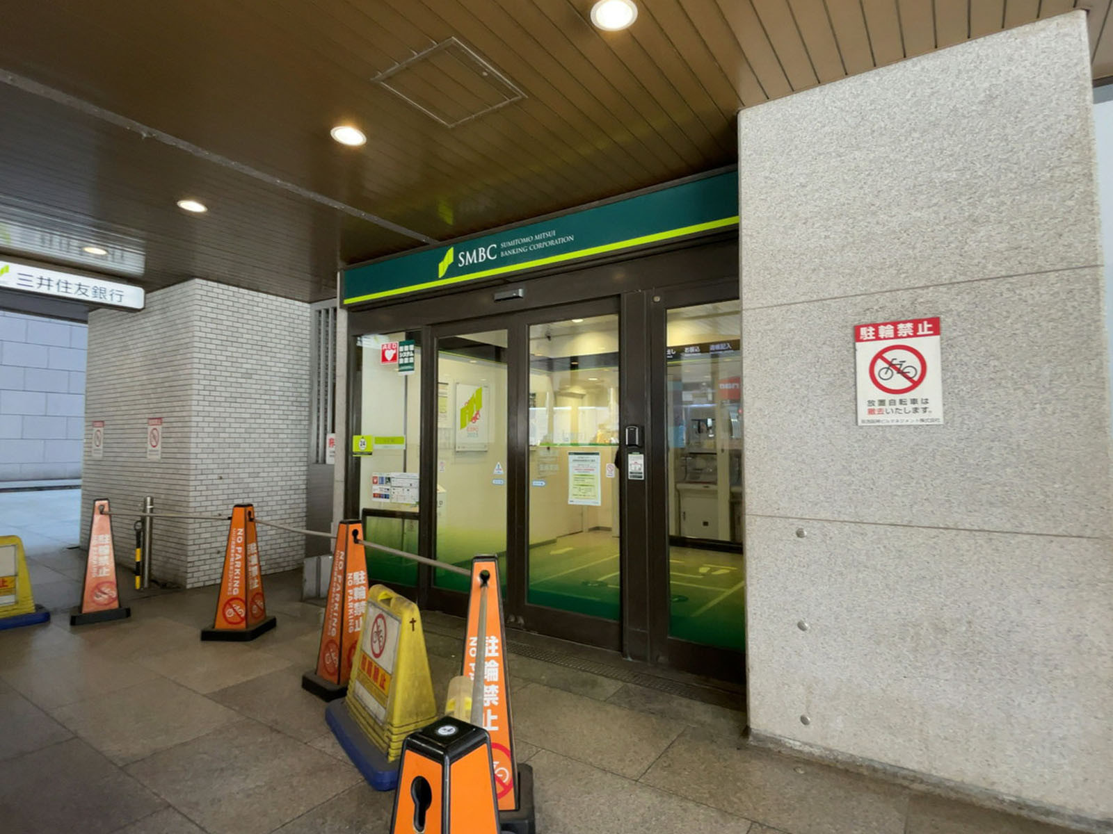 1階の三井住友銀行 梅田支店
