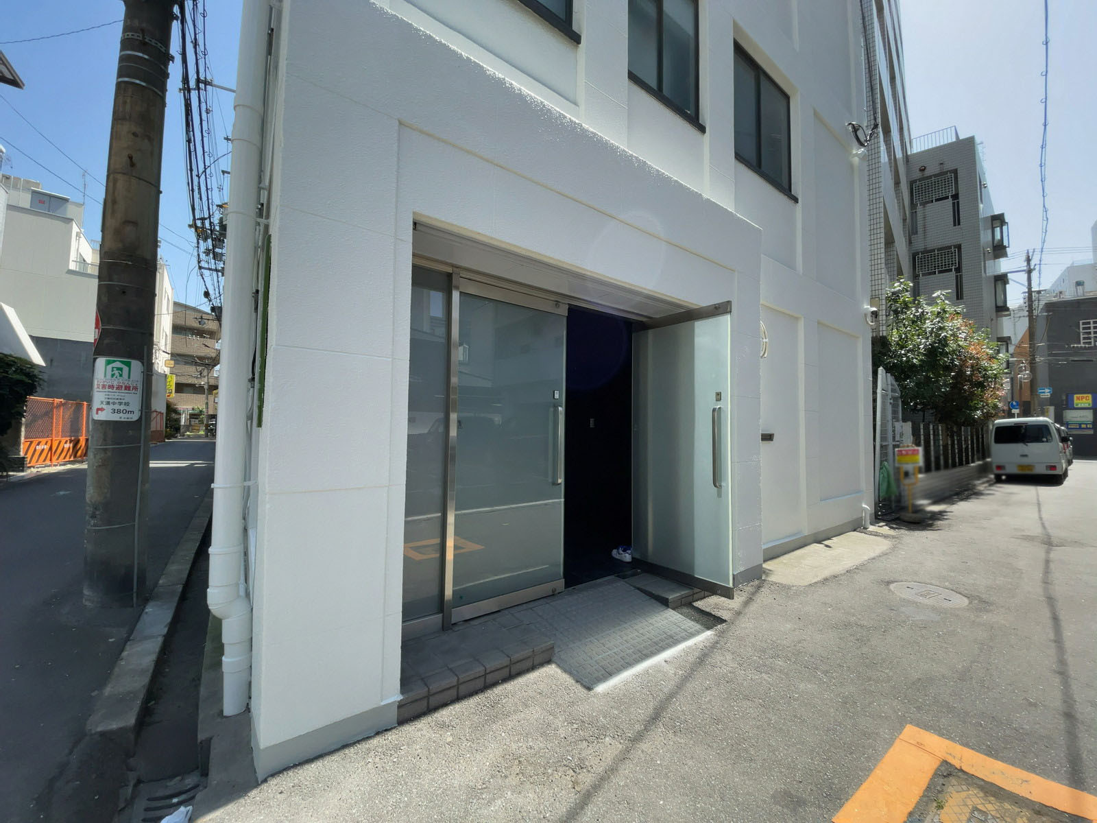 オフィスビル出入口