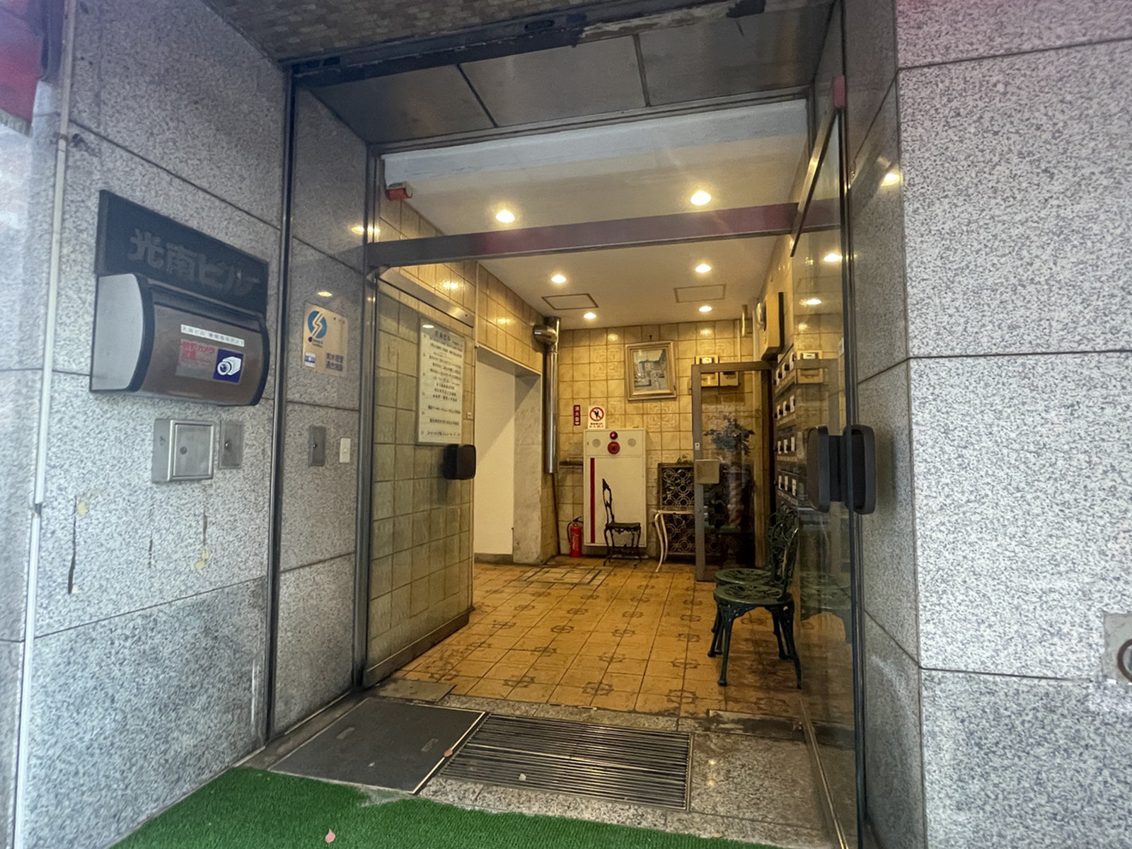 オフィスビル出入口