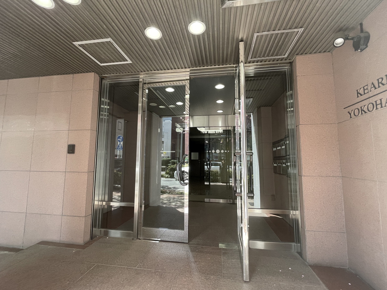 オフィスビル出入口
