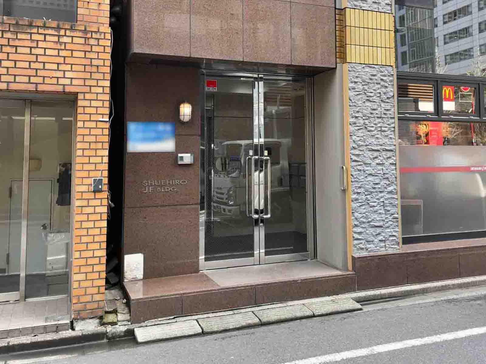 オフィスビル出入口