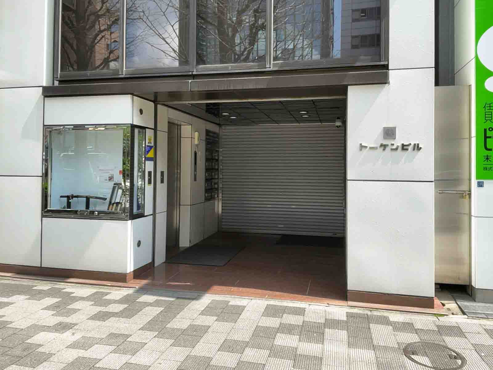 オフィスビル出入口