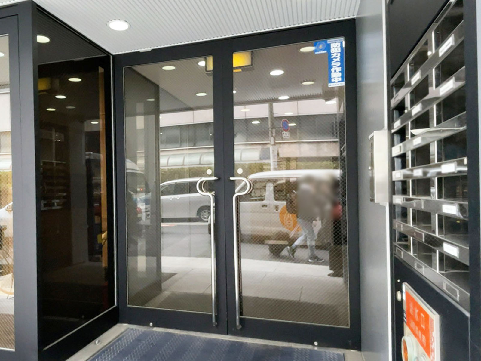 オフィスビル出入口