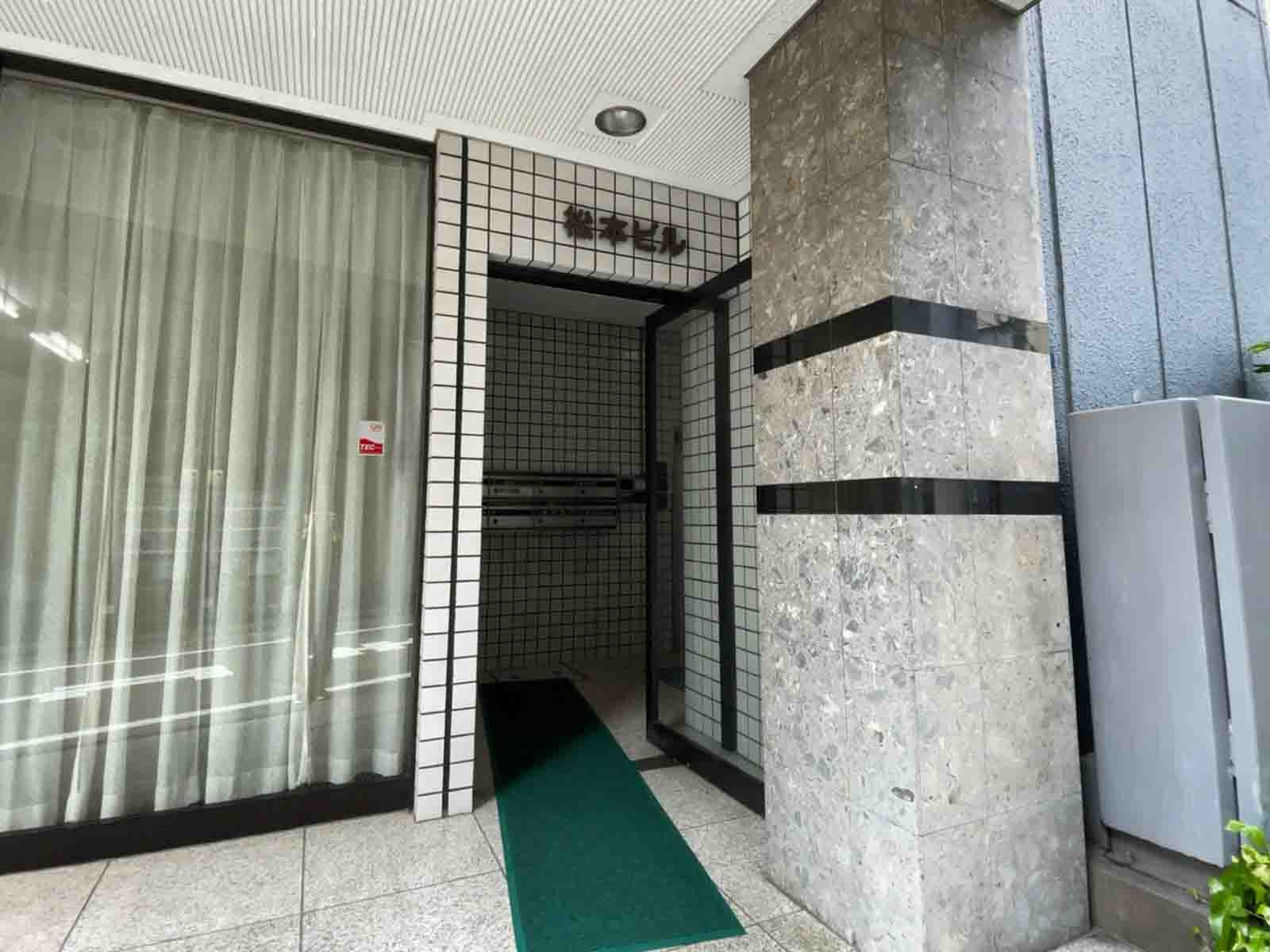 オフィスビル出入口