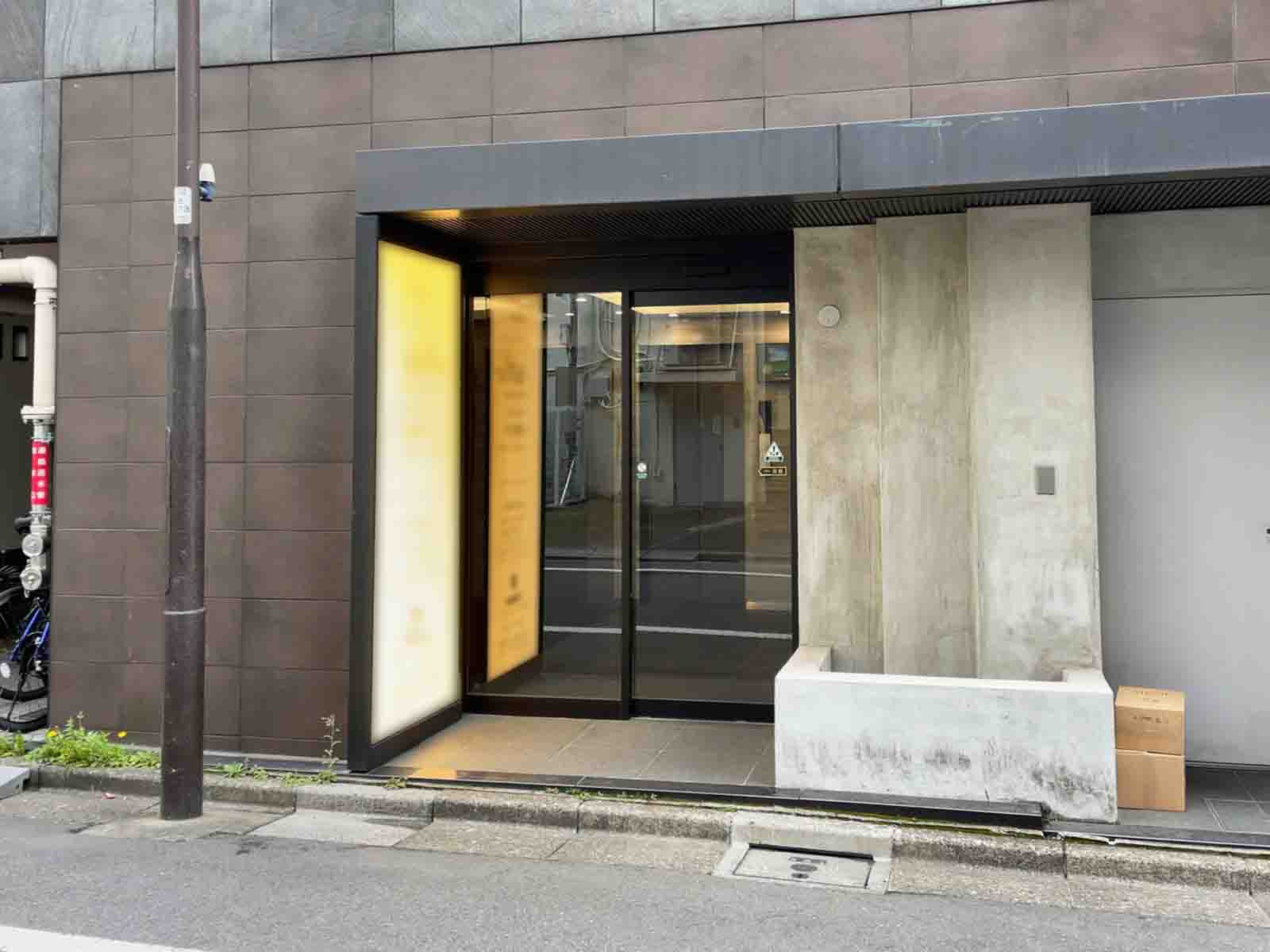 オフィスビル出入口