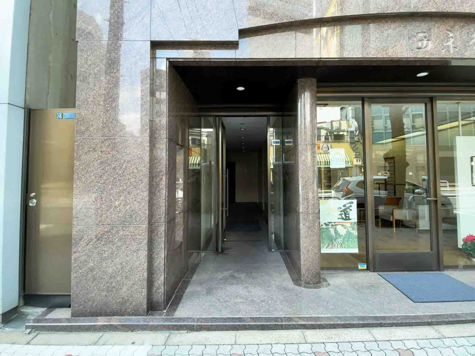 オフィスビル出入口