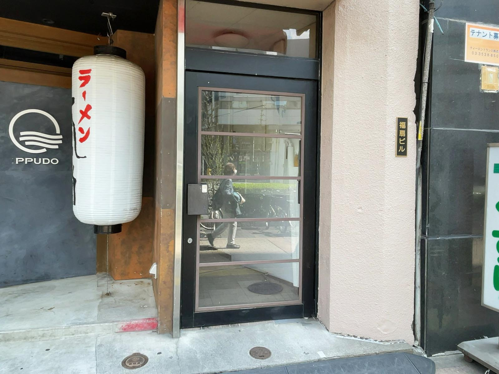 オフィスビル出入口