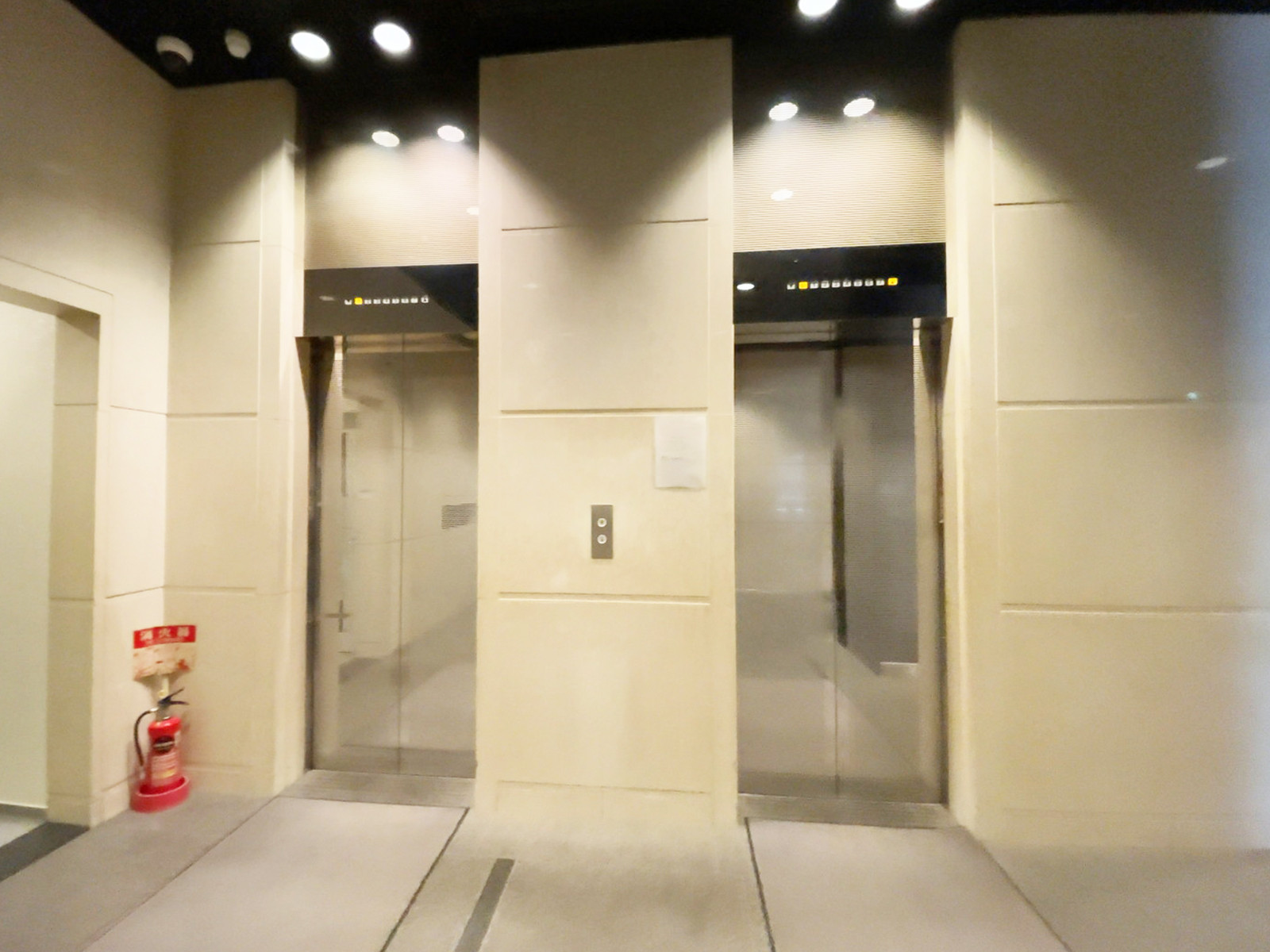 エレベーター(2基)
