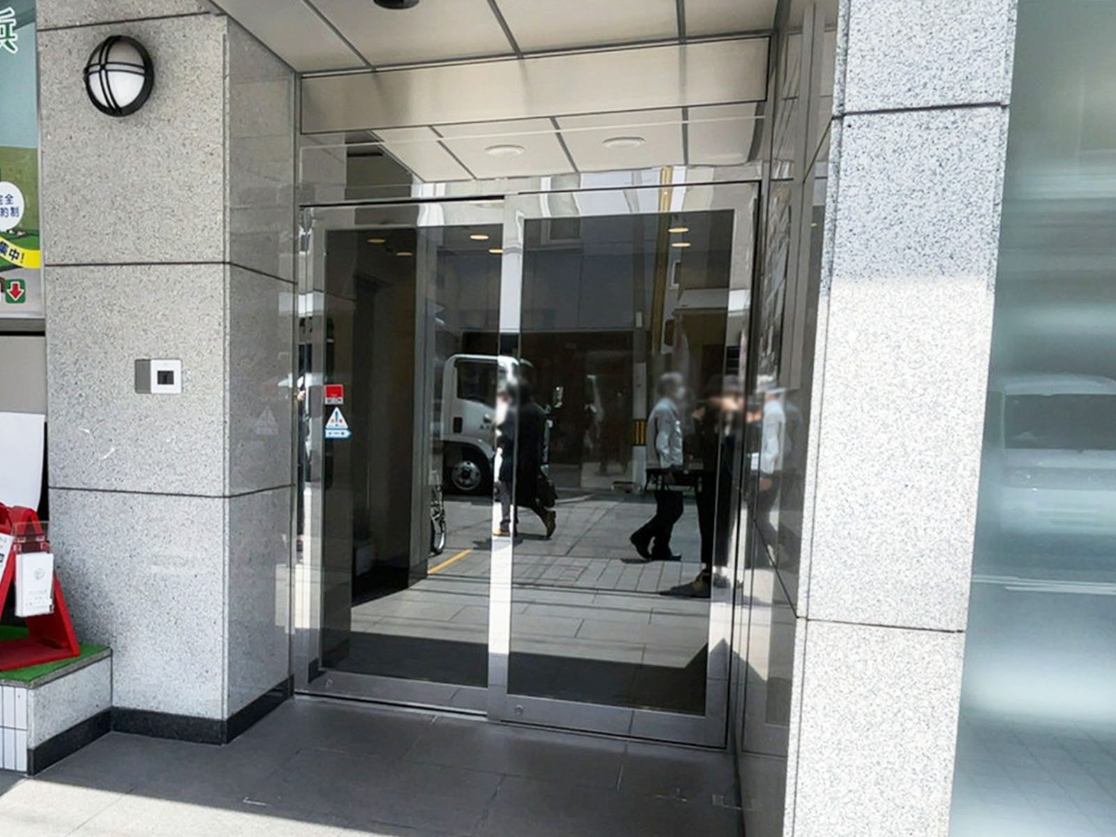 オフィスビル出入口
