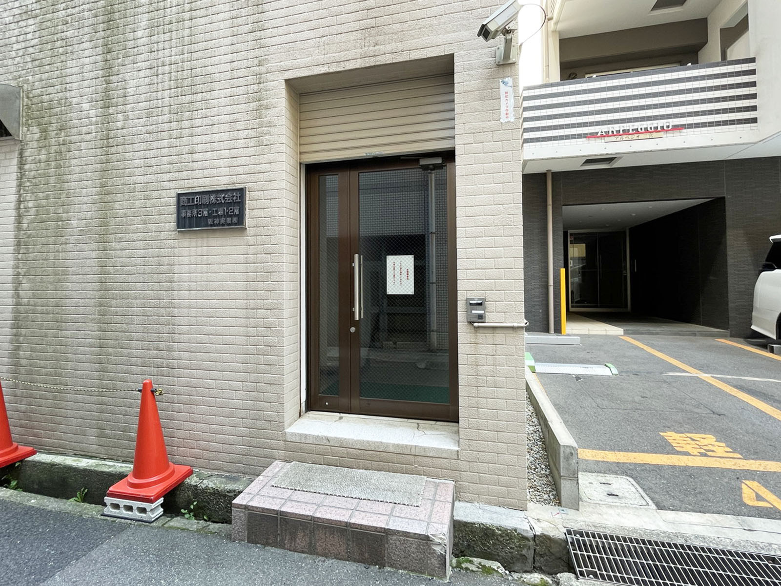 オフィスビル出入口