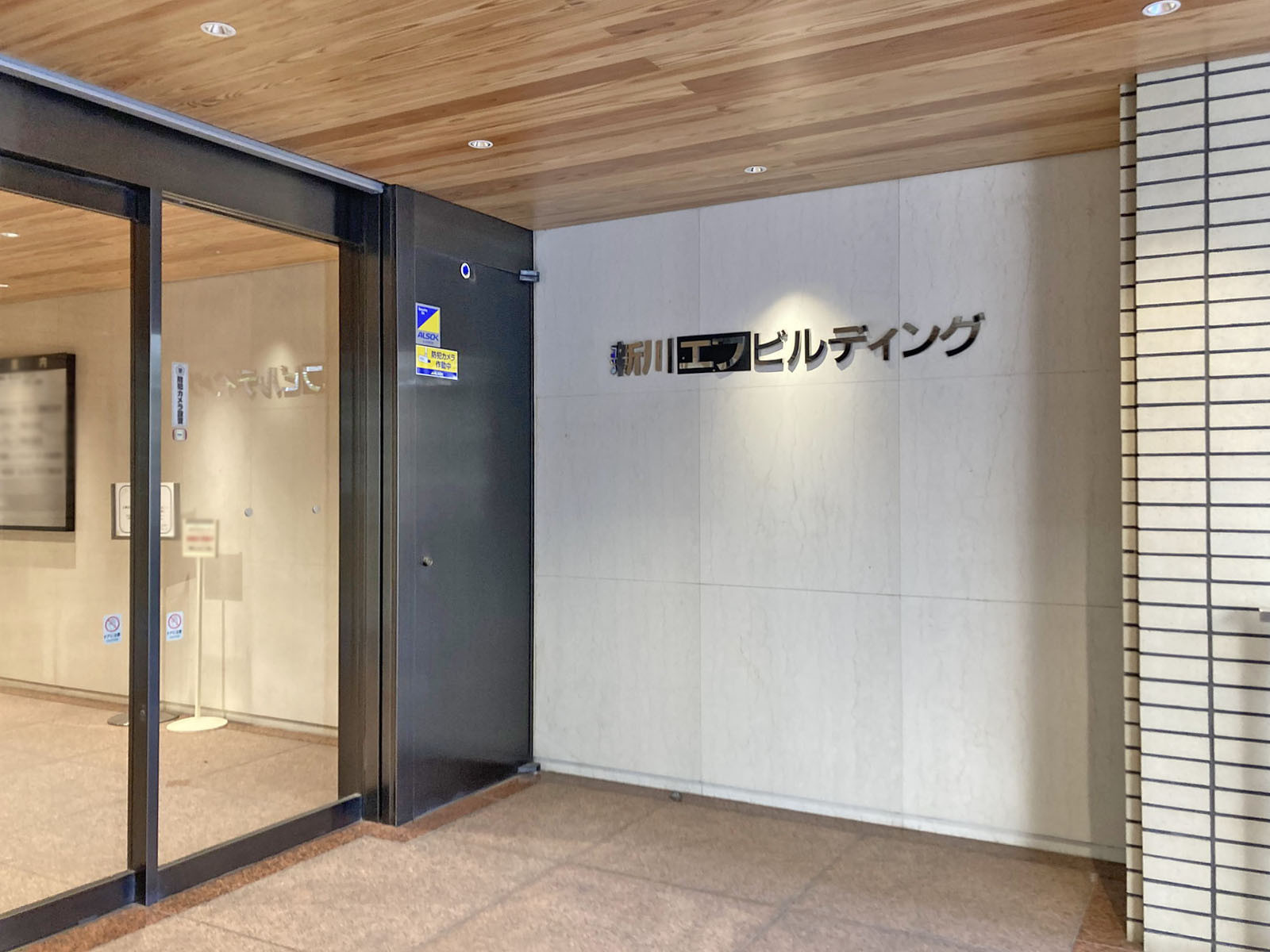 オフィスビル出入口