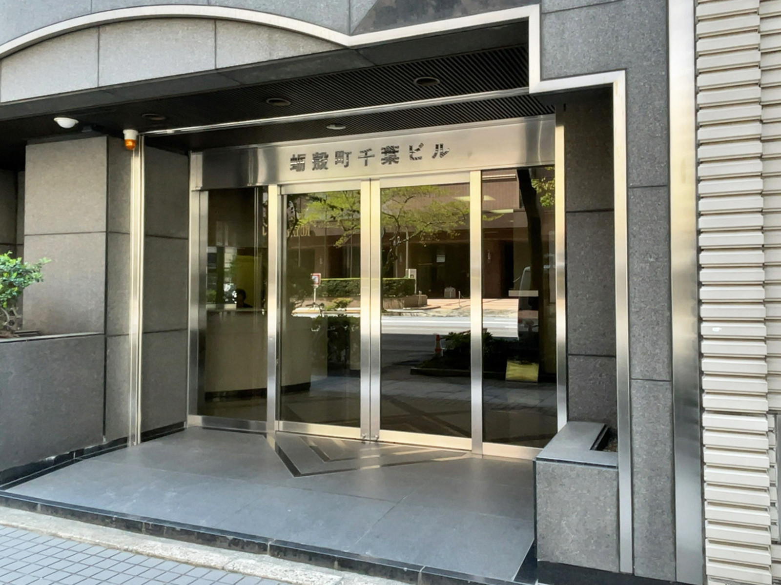 オフィスビル出入口