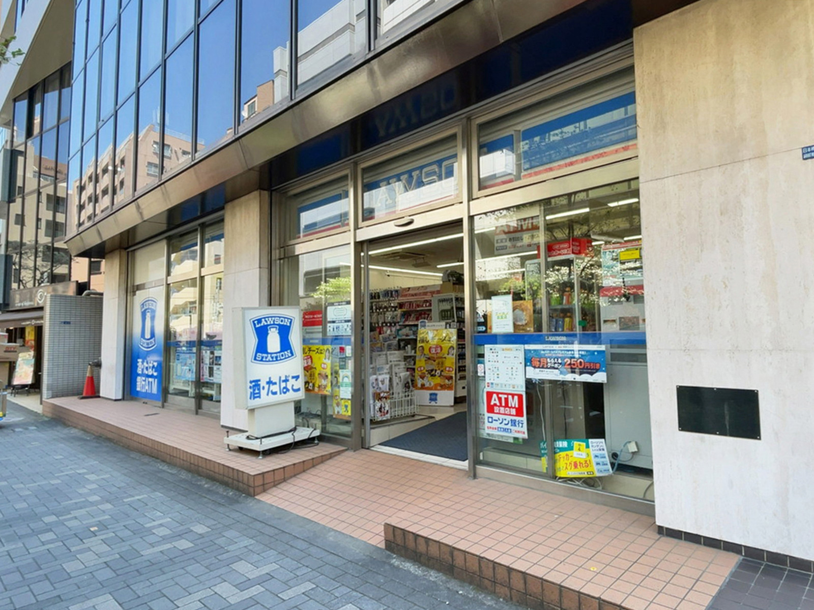 1階のローソン 箱崎湊橋店