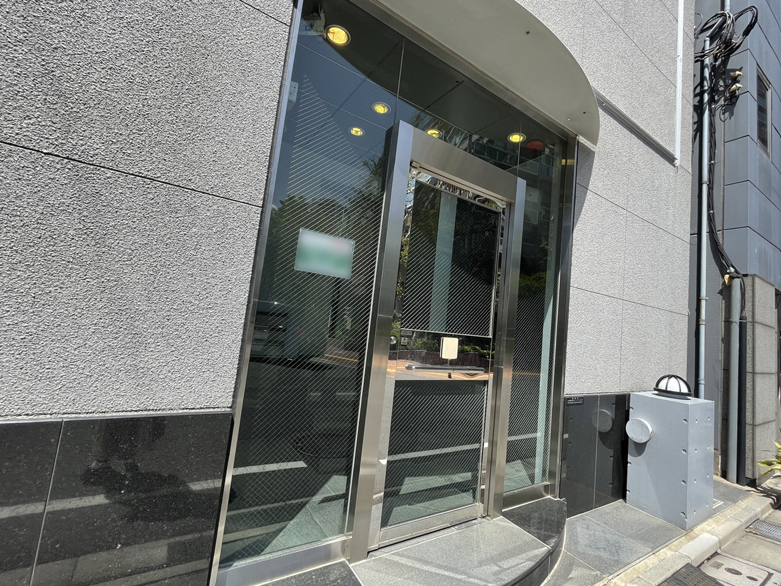 オフィスビル出入口