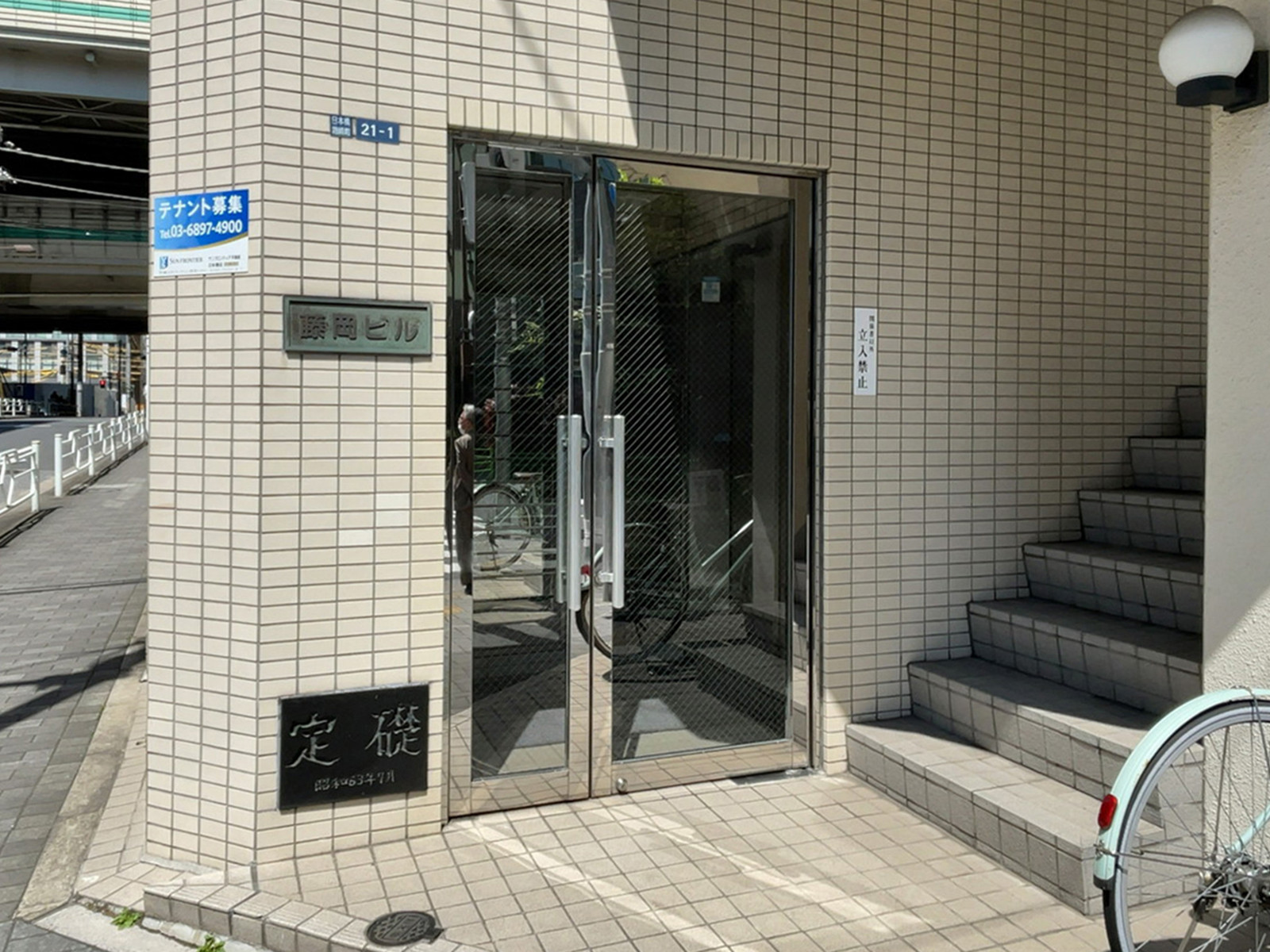 オフィスビル出入口