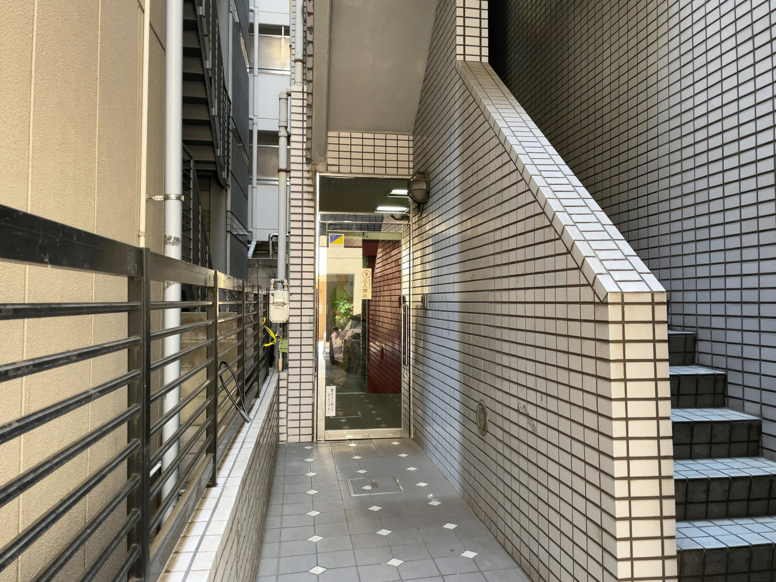 オフィスビル出入口