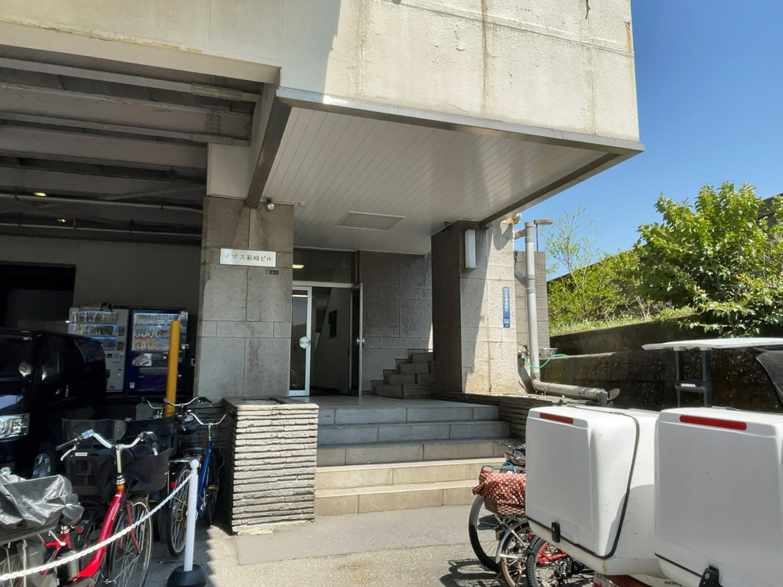 オフィスビル出入口
