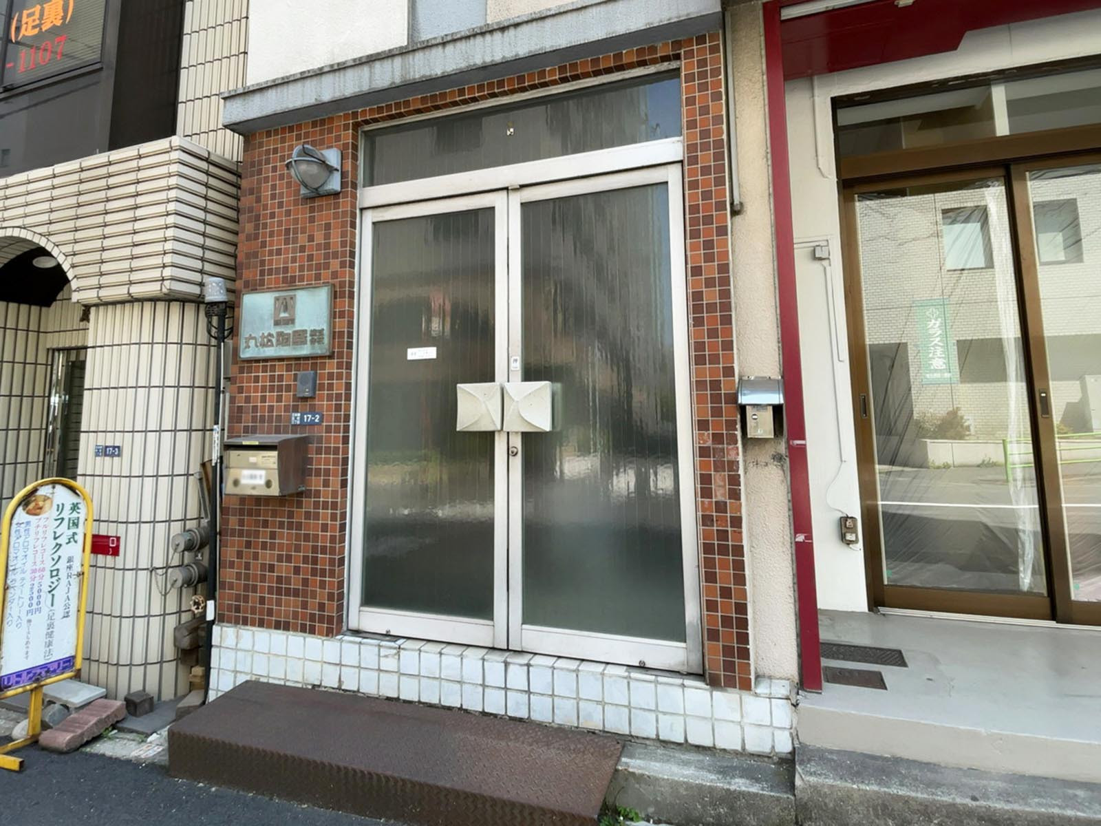 オフィスビル出入口
