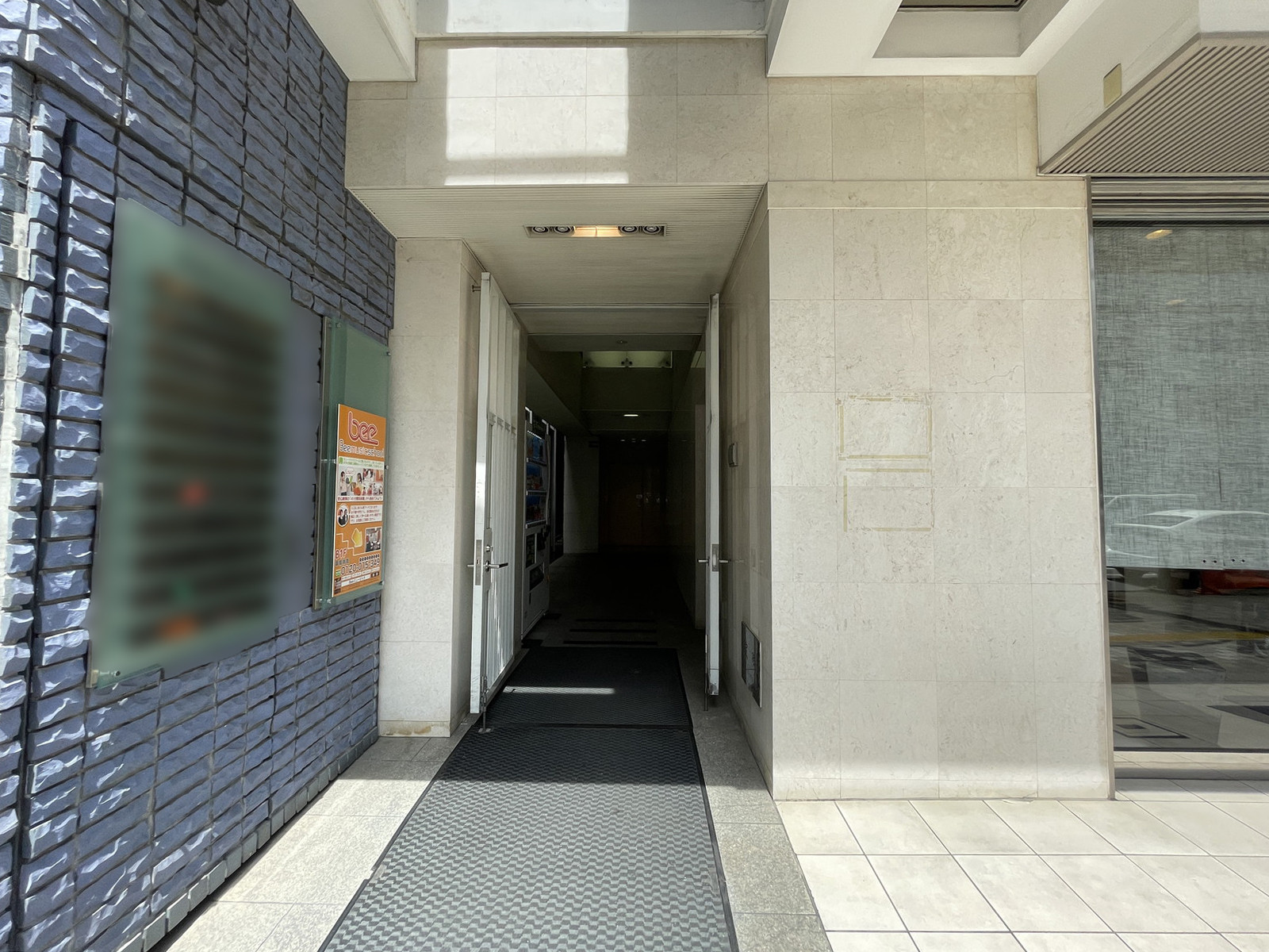 オフィスビル出入口