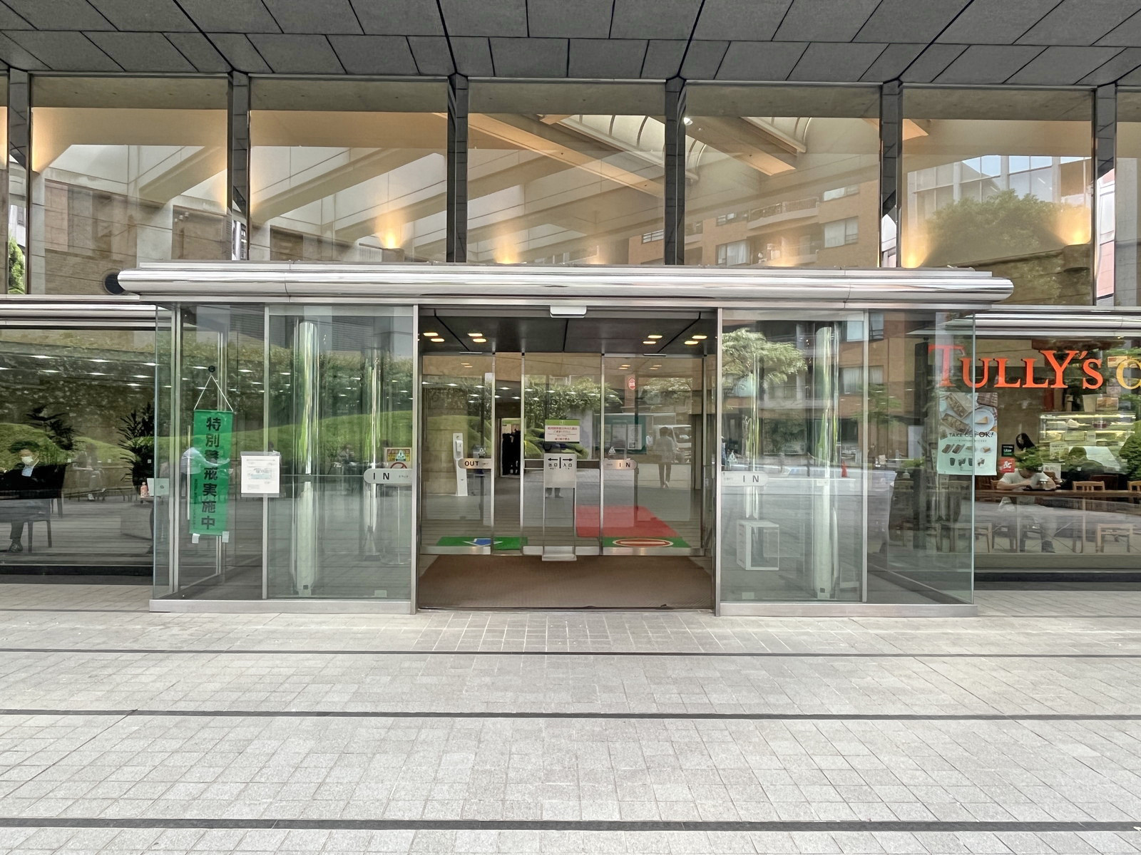 オフィスビル出入口