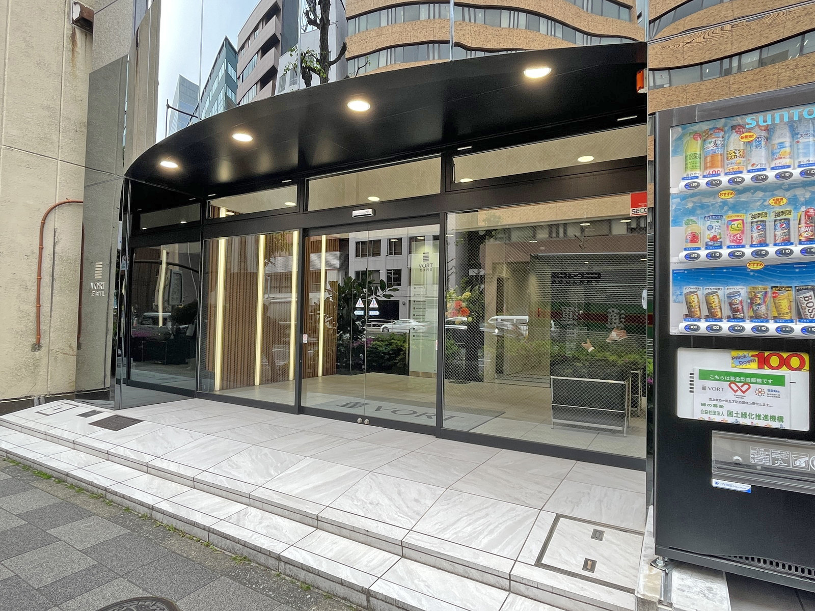 オフィスビル出入り口