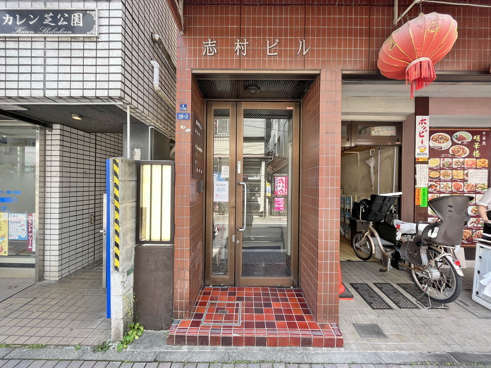 オフィスビル出入り口