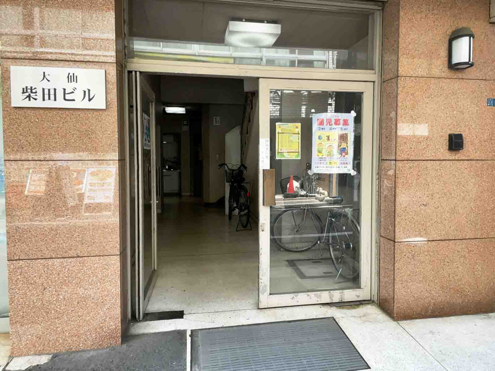 オフィスビル出入口