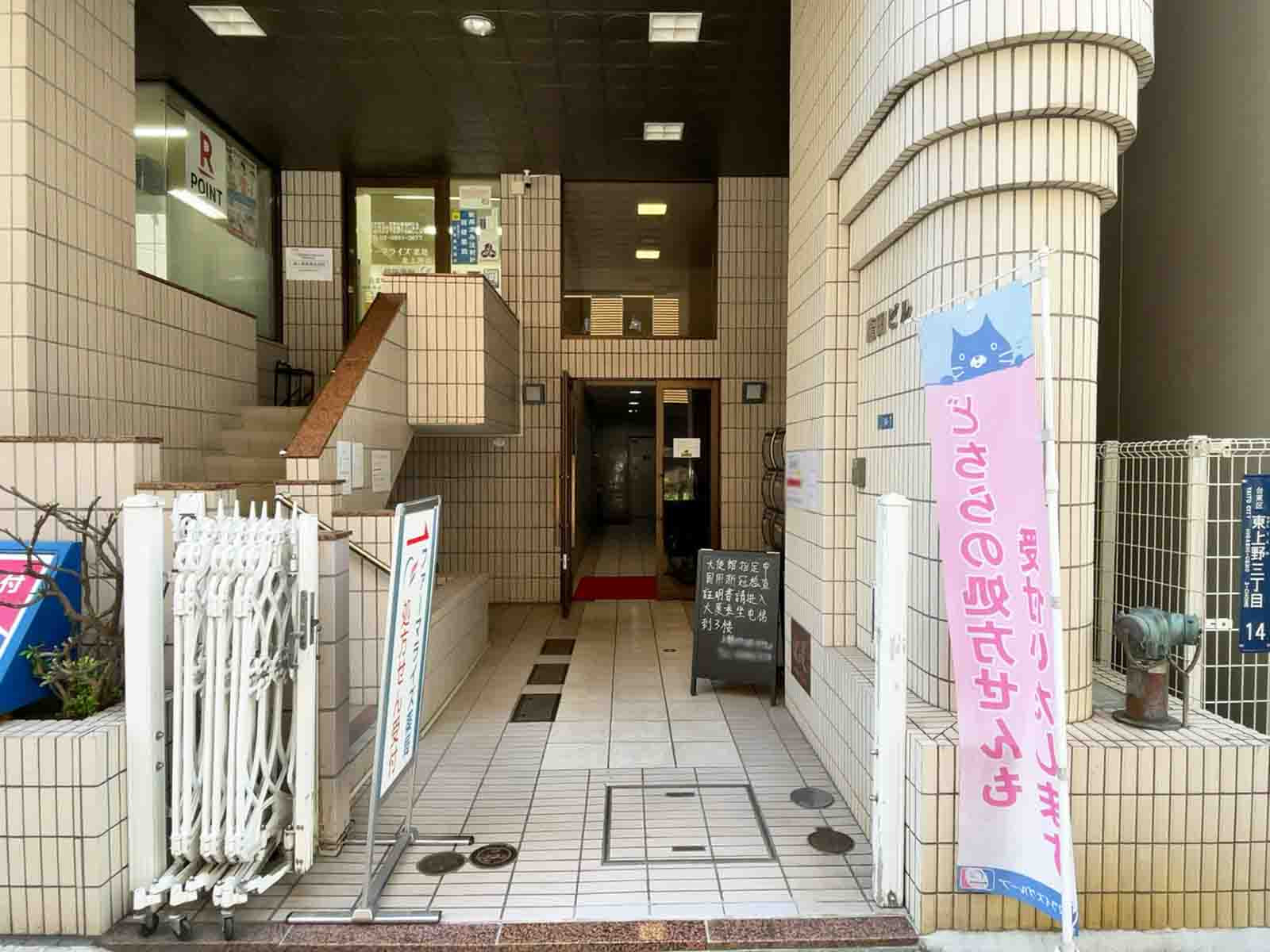 オフィスビル出入口