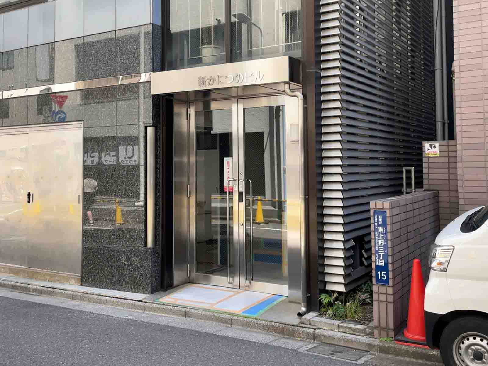 オフィスビル出入口