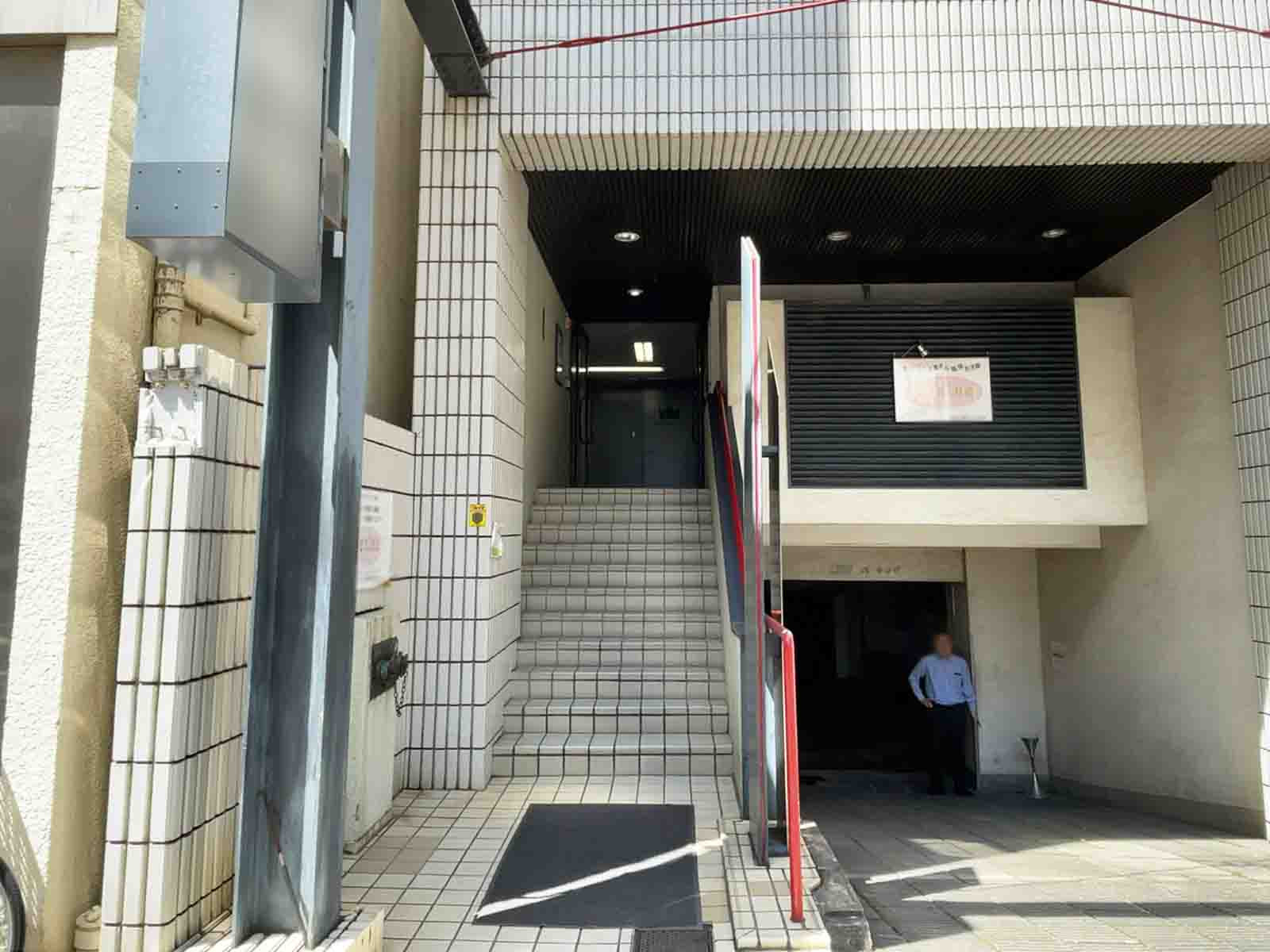 オフィスビル出入口