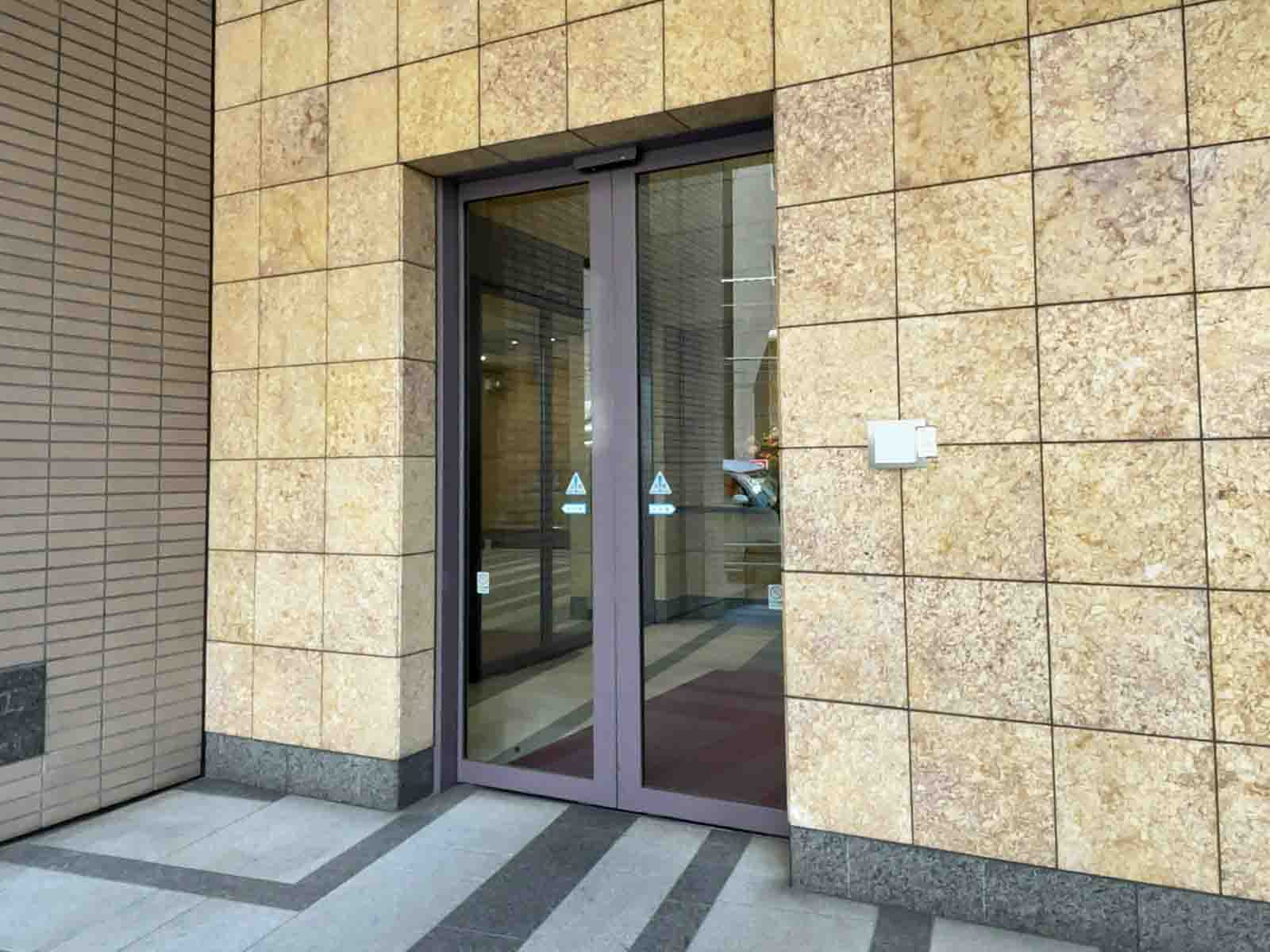 オフィスビル出入口