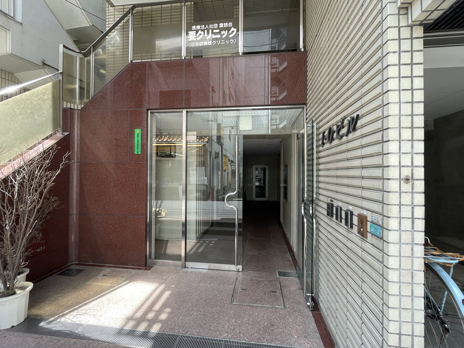 オフィスビル出入口