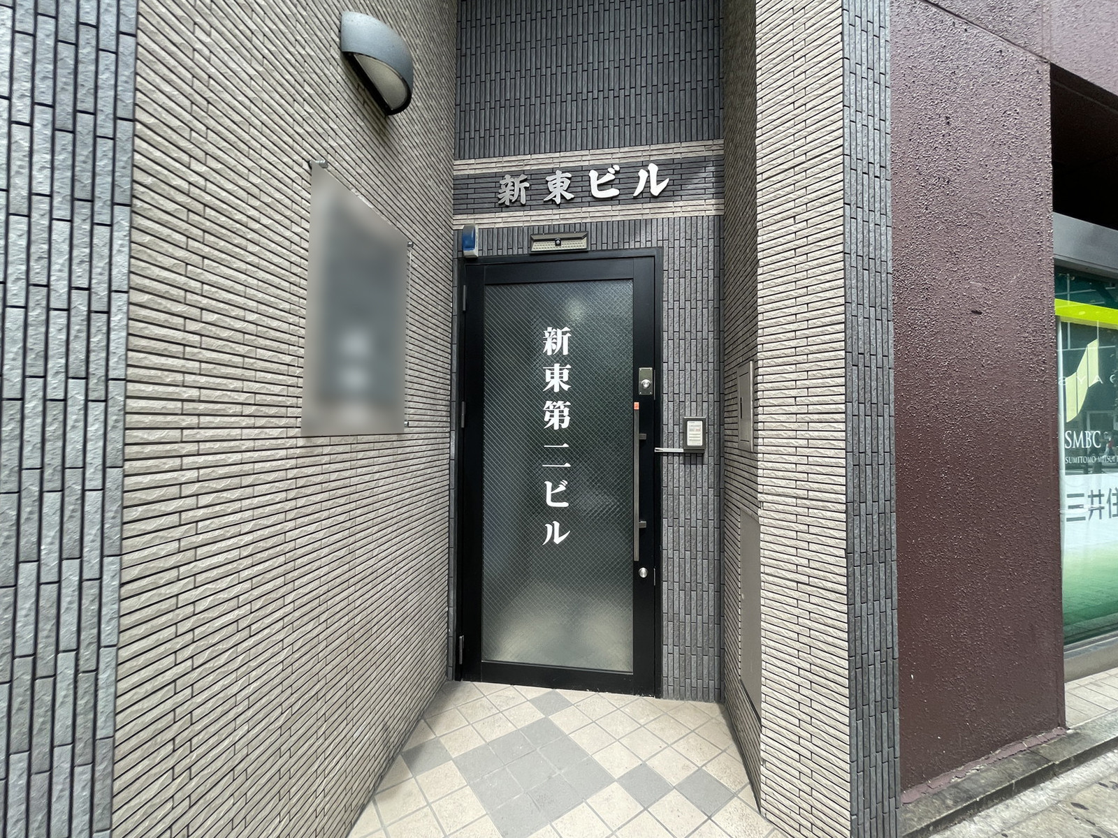 オフィスビル出入口