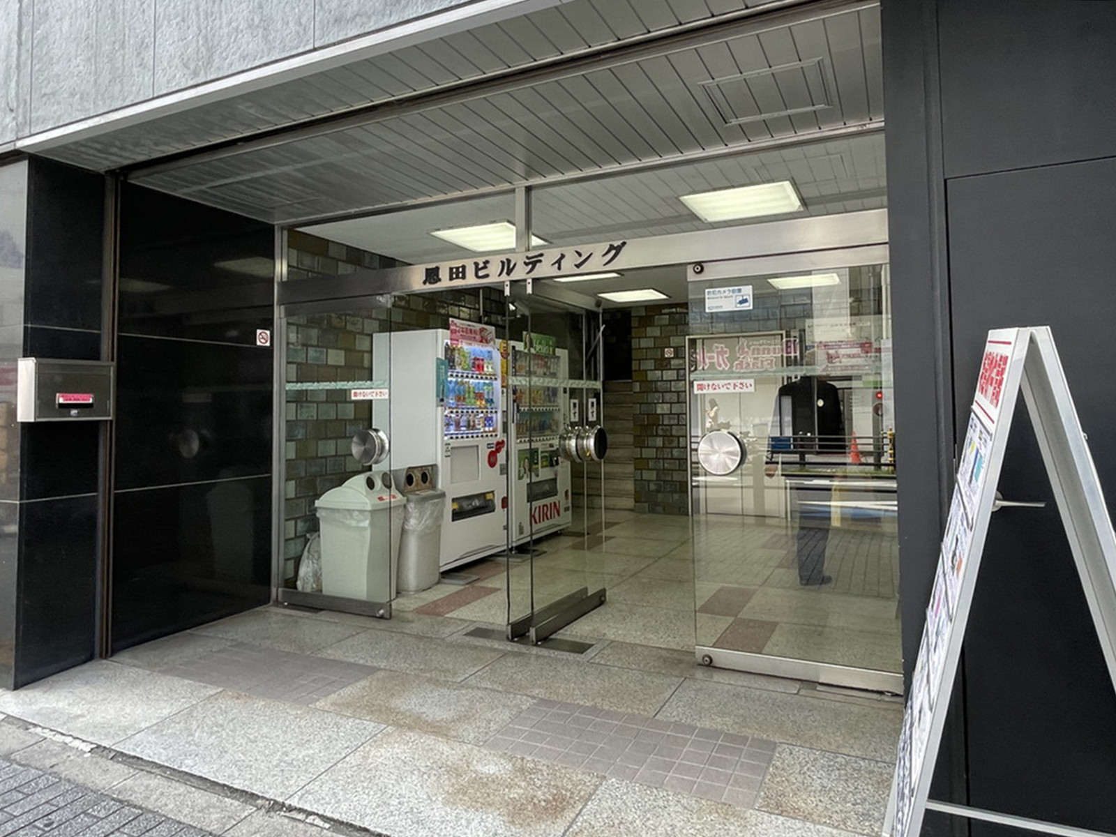 オフィスビル出入口