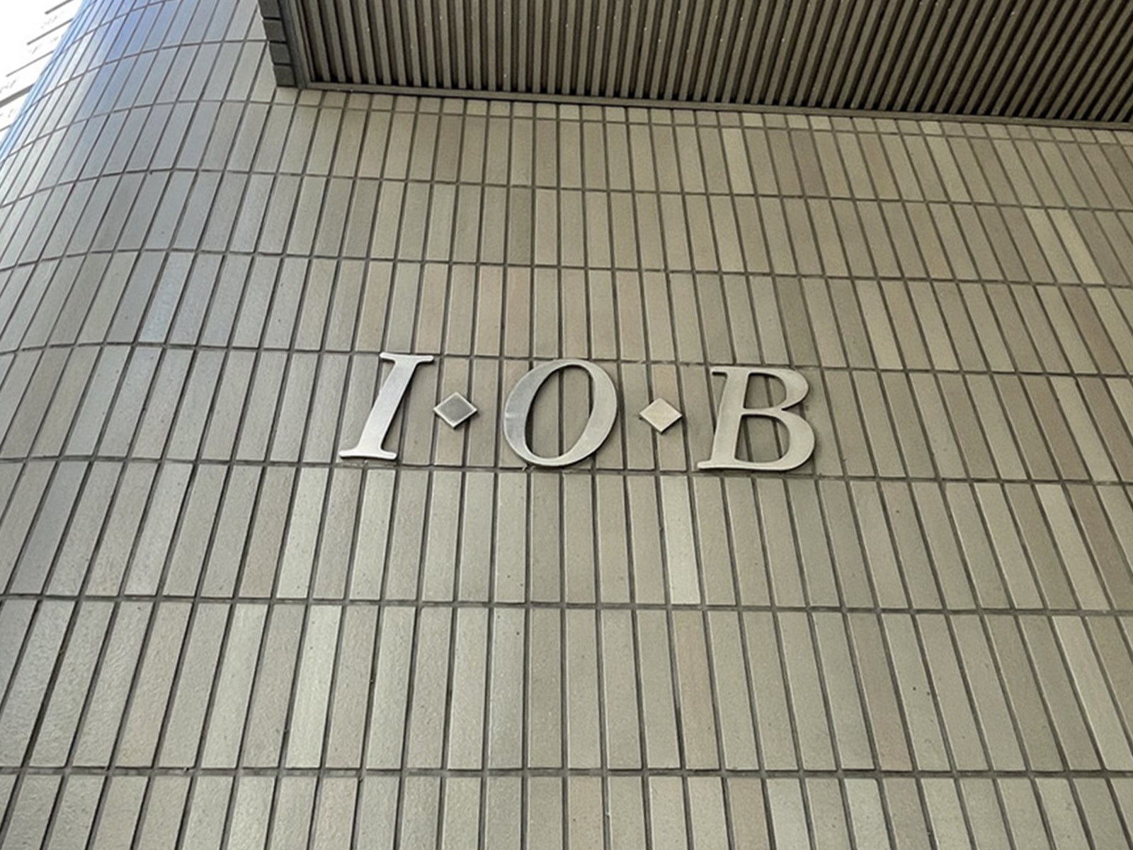ネームプレート：I・O・B