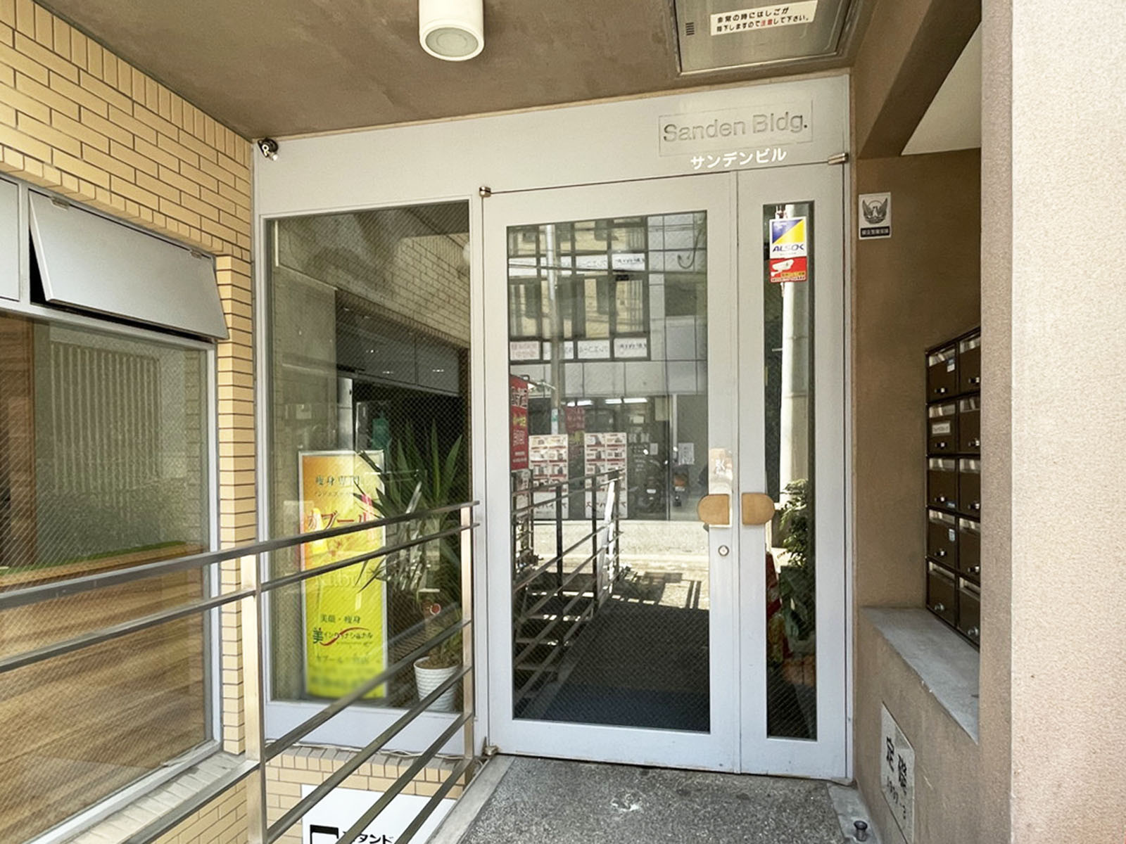 オフィスビル出入口