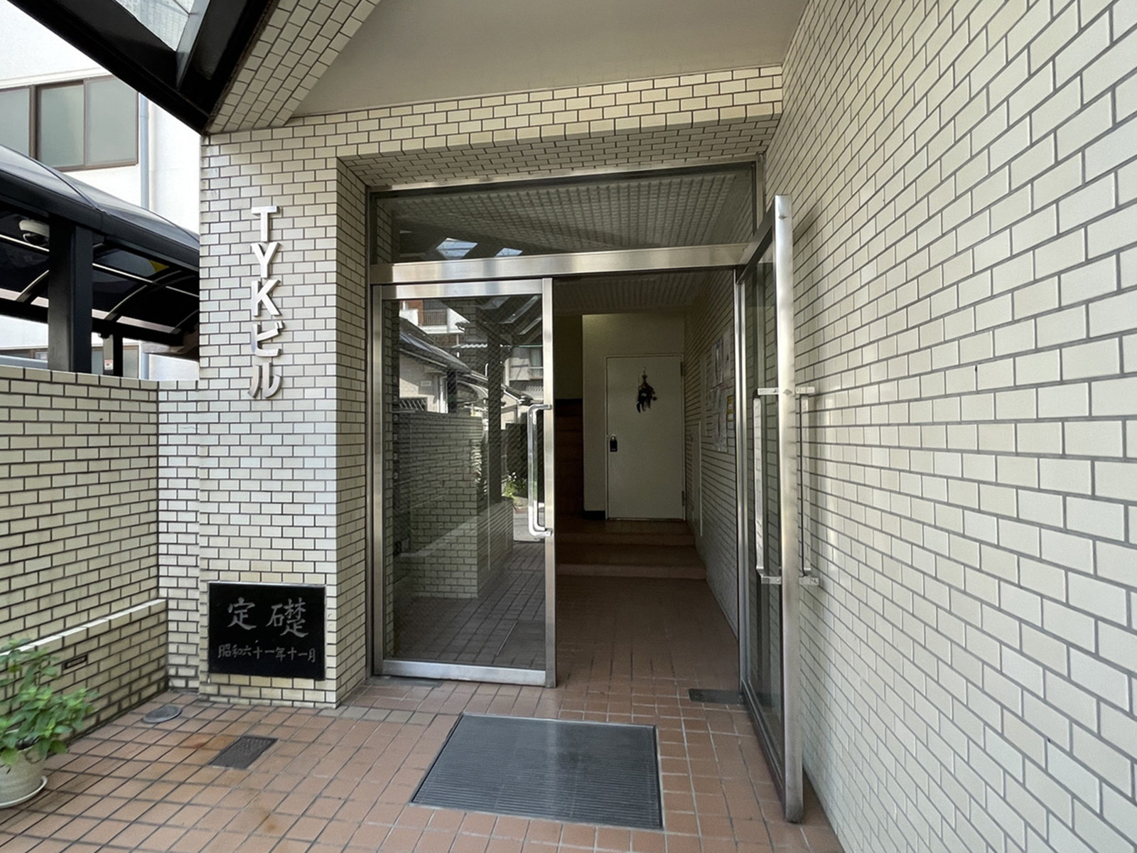 オフィスビル出入口