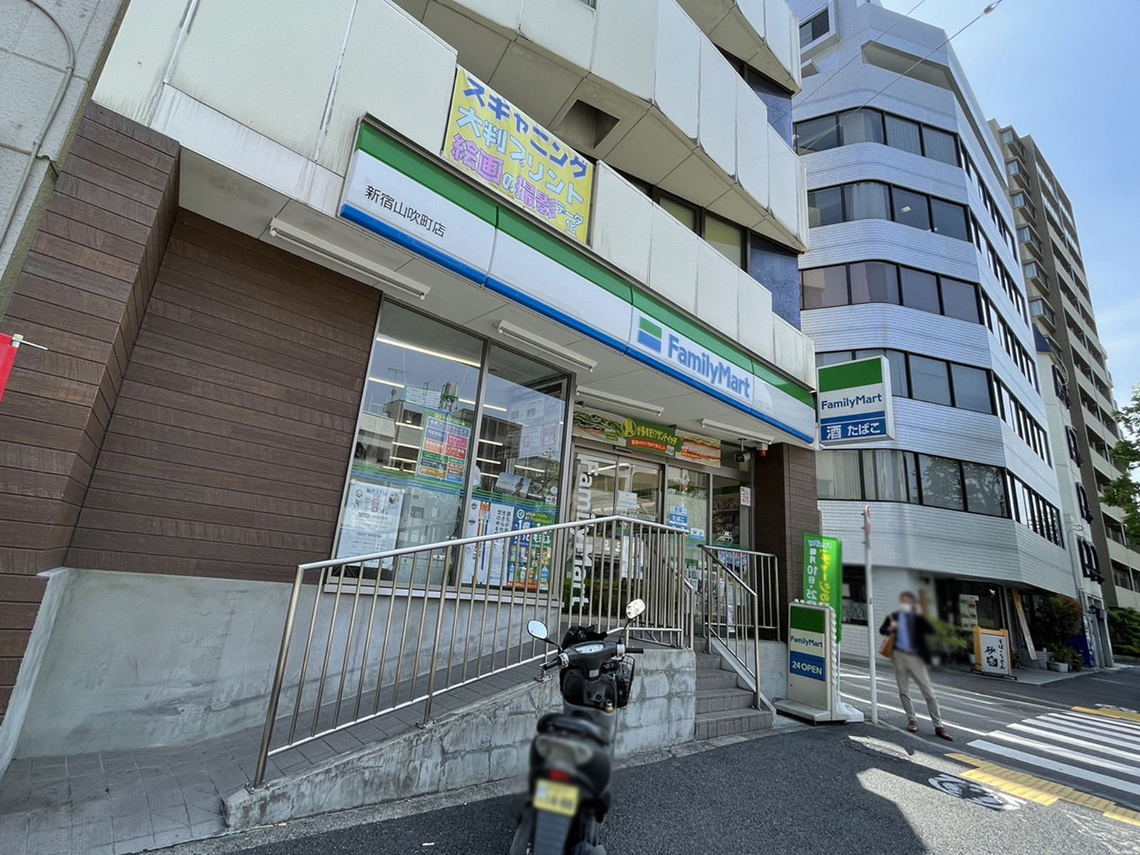 1階のファミリーマート新宿山吹町店