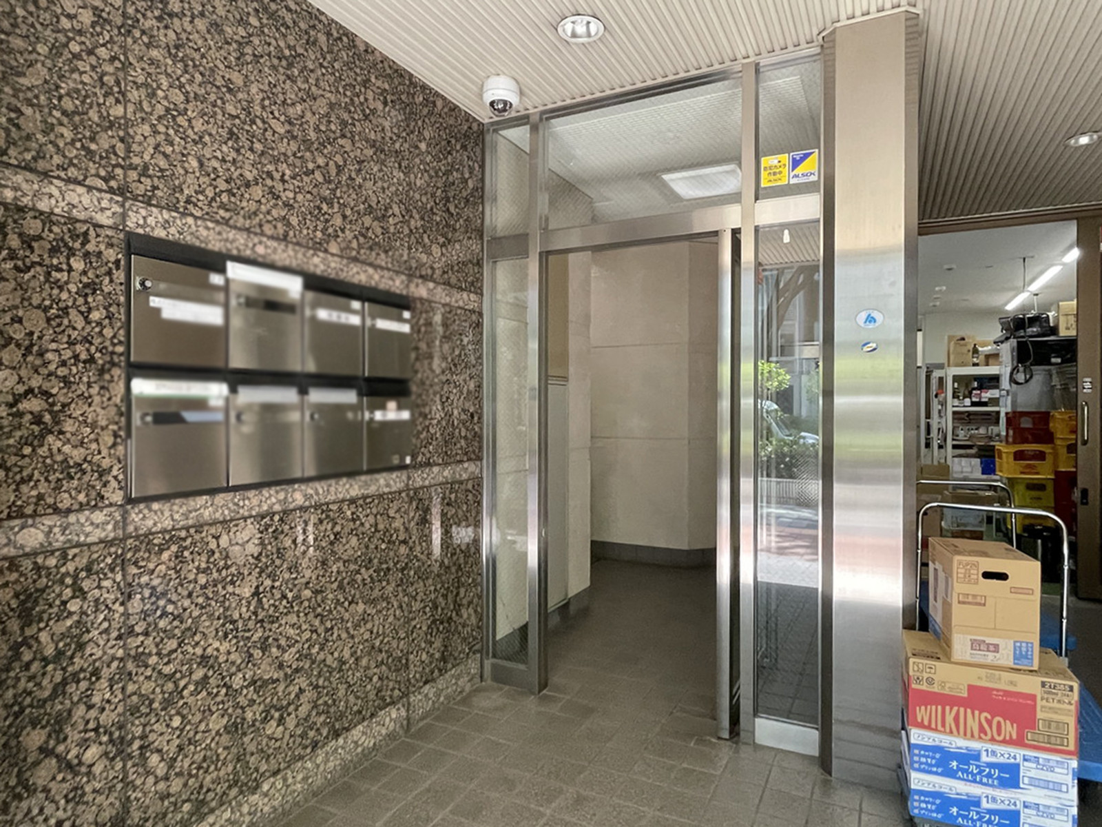 オフィスビル出入口