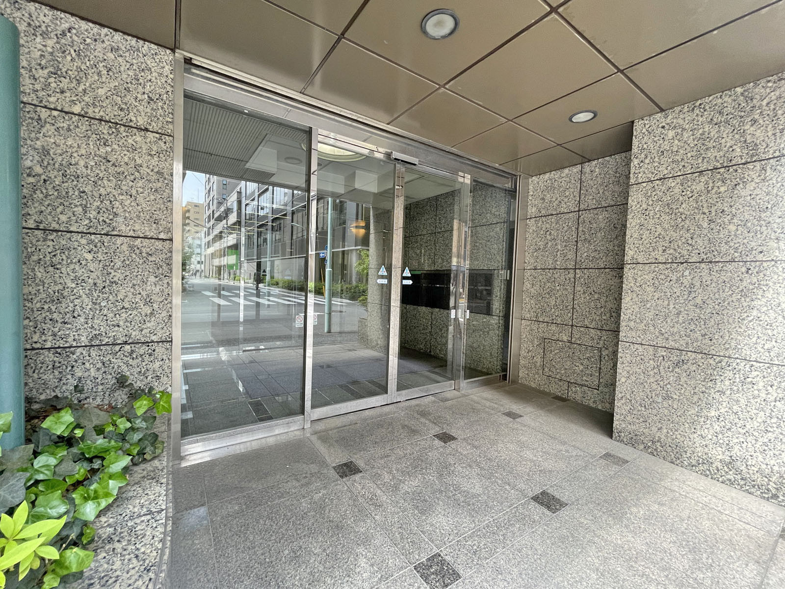 オフィスビル出入口