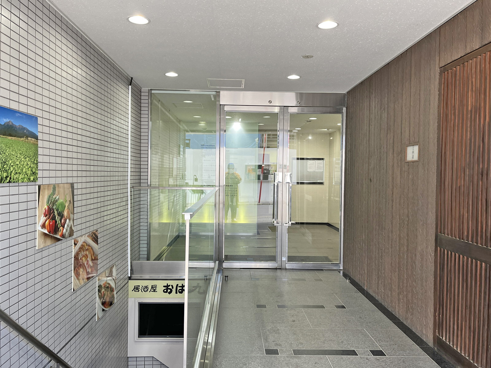 オフィスビル出入り口