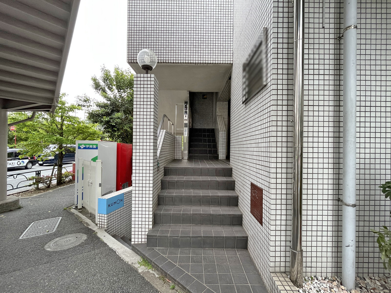 オフィスビル出入り口
