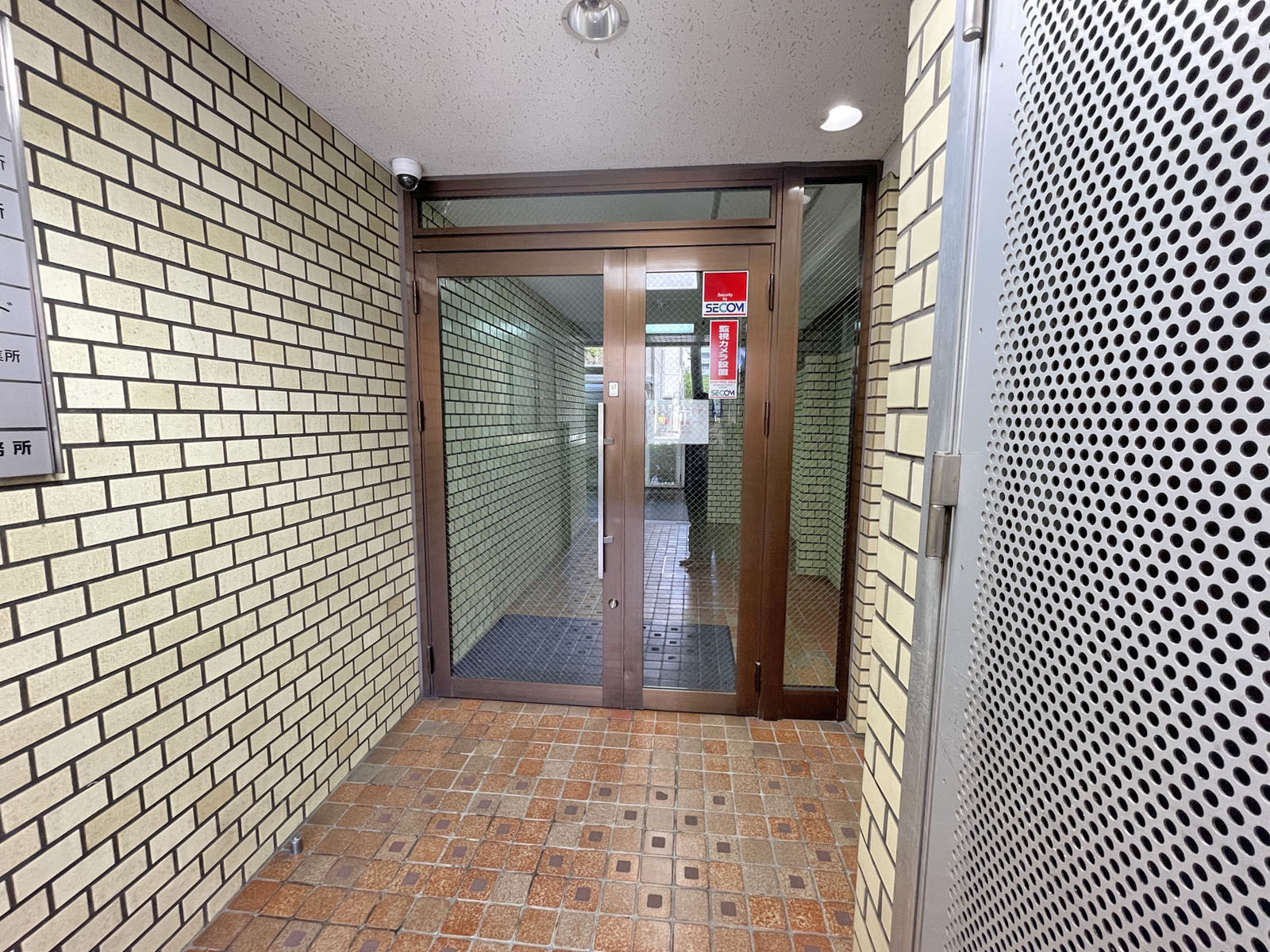 オフィスビル出入口