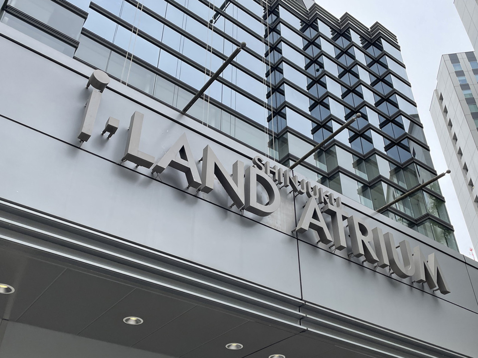 ネームプレート：新宿アイランドアトリウム