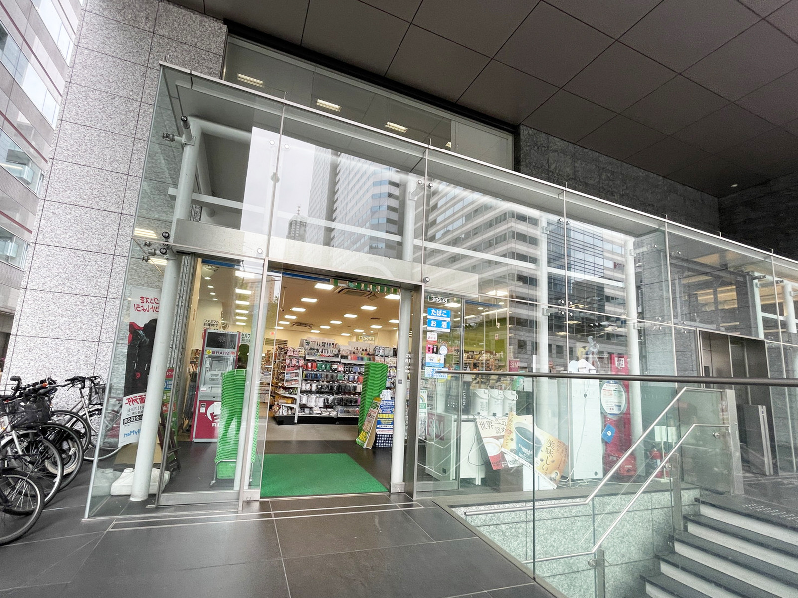 1階のファミリーマート西新宿8丁目店