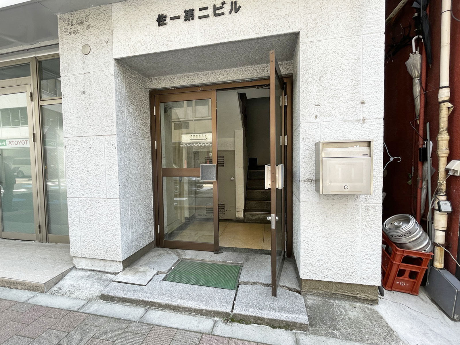 オフィスビル出入口