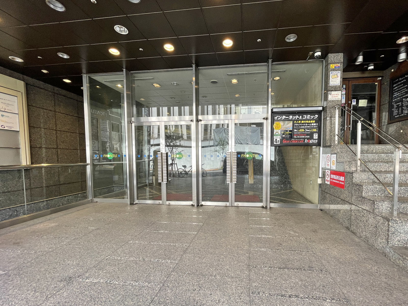 オフィスビル出入口