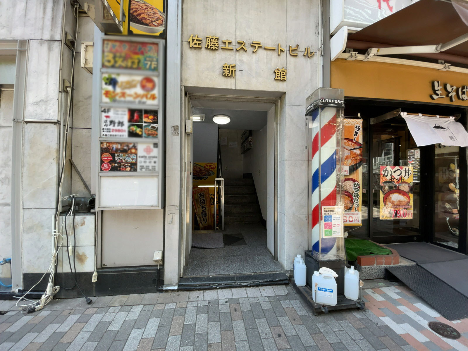 オフィスビル出入口